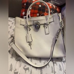 Michael Kors HAMILTON
SATCHEL W/
SILVER HARDWARE